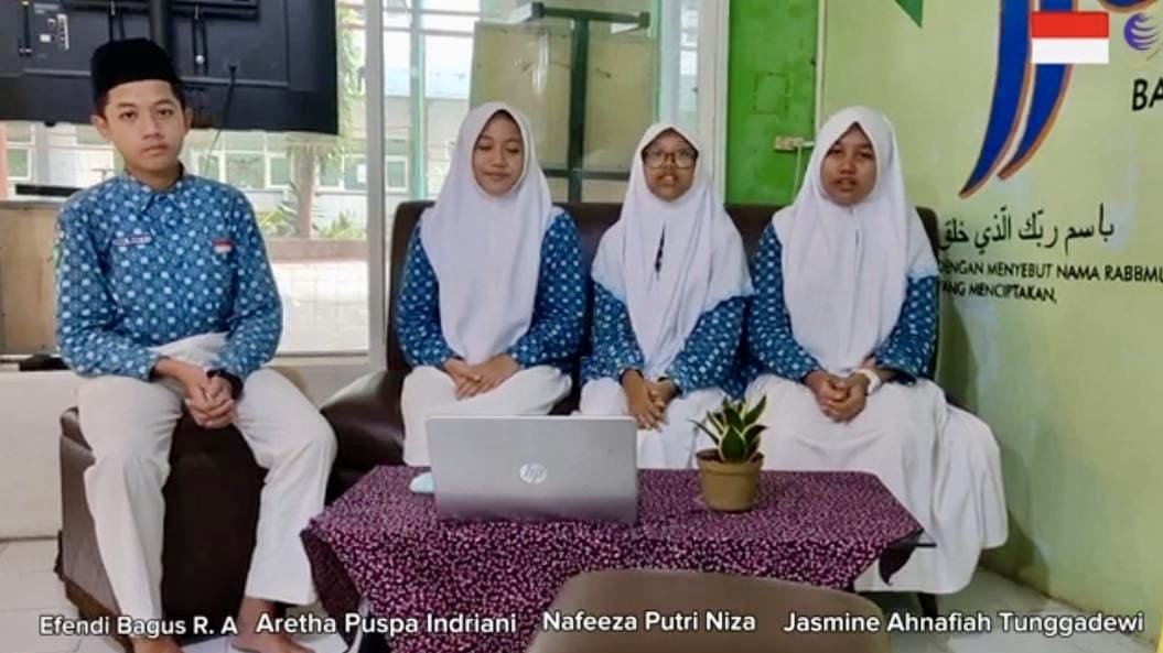 Tim peneliti Madrasah Tsanawiyah Negeri (MTsN) 3 Malang menorehkan prestasi di tingkat internasional. Tim yang terdiri dari empat siswa MTsN 3 Malang ini berhasil meraih medali emas pada Internasional Exibition yang berlangsung di Kota Deva, Rumania.