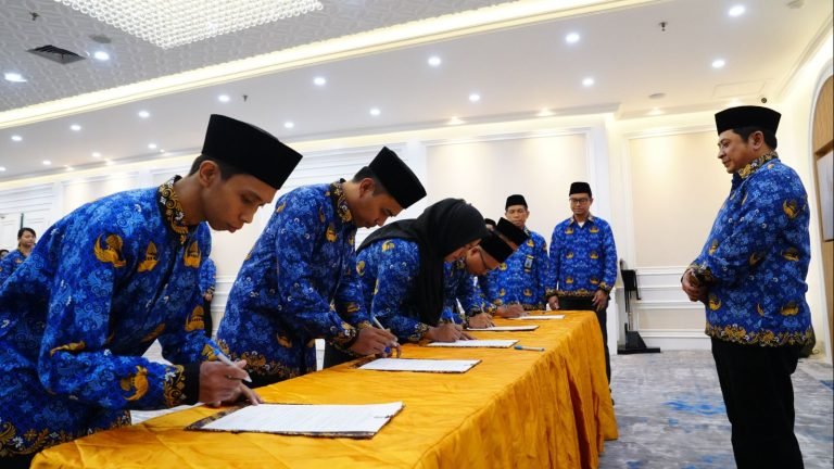 Sekjen Kementerian Agama, Muhammad Ali Ramdhani, melakukan pelantikan 3.766 Pegawai Pemerintah dengan Perjanjian Kerja (PPPK) kemarin, Senin.