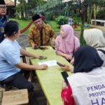Kisah Dewi, pengusaha UMKM minuman di Sawangan Depok, memberikan contoh nyata bagaimana label halal dapat meningkatkan omzet penjualan produk.