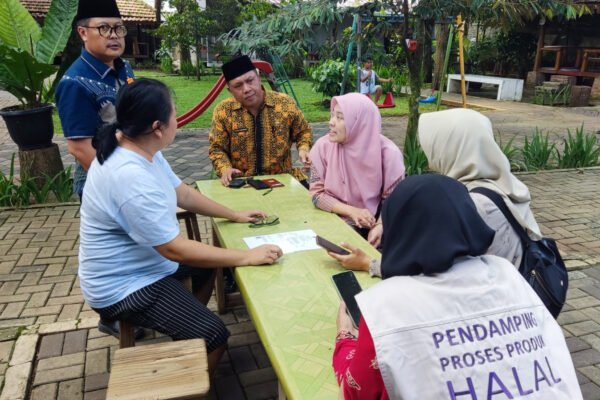 Kisah Dewi, pengusaha UMKM minuman di Sawangan Depok, memberikan contoh nyata bagaimana label halal dapat meningkatkan omzet penjualan produk.