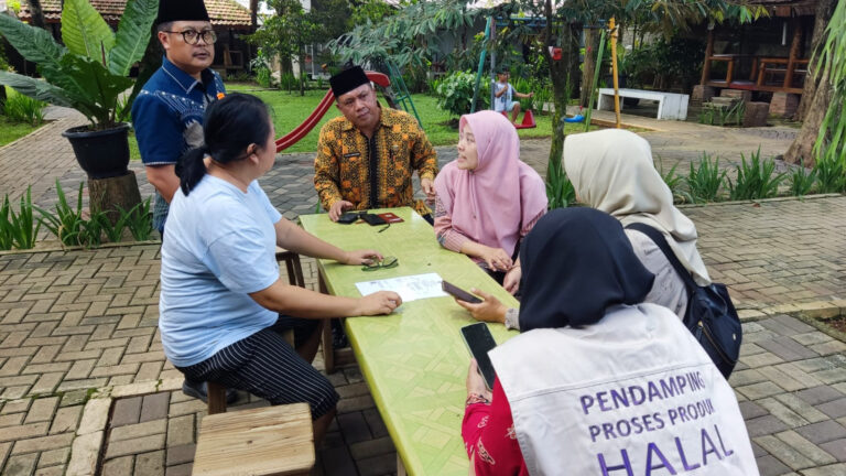 Kisah Dewi, pengusaha UMKM minuman di Sawangan Depok, memberikan contoh nyata bagaimana label halal dapat meningkatkan omzet penjualan produk.