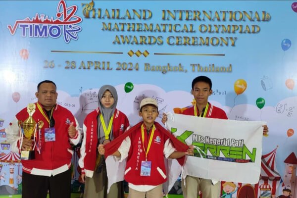 Tiga siswa Madrasah Tsanawiyah Negeri (MTsN) 1 Pati berhasil mengukir prestasi membanggakan di kancah internasional.