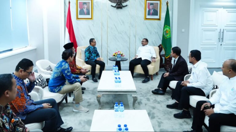 Pertemuan antara Menteri Agama Yaqut Cholil Qoumas dan Direktur Utama Pos Indonesia Faizal Rochmad Djoemadi membahas upaya untuk meningkatkan layanan pengiriman barang bagi jamaah haji dari Arab Saudi ke Indonesia.