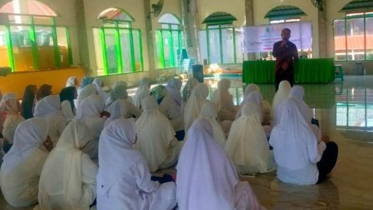 Kantor Urusan Agama (KUA) Lappariaja menggelar Bimbingan Manasik Haji di Masjid Nurul Sholihin Maccope pada Kamis (18/4/2024).