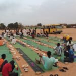 Orang-orang mengadakan buka puasa Ramadhan bersama di Khartoum, Sudan, 17 Maret 2024.