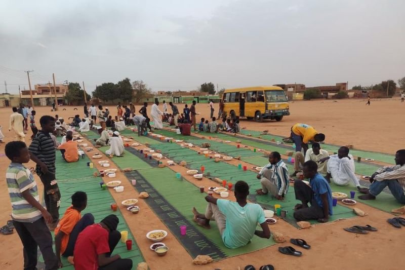 Orang-orang mengadakan buka puasa Ramadhan bersama di Khartoum, Sudan, 17 Maret 2024.