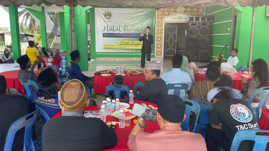 Sarikat Buruh Muslimin Indonesia (Sarbumusi) Malaysia menggelar acara halal bihalal dengan tema "Bangsa yang besar yaitu bangsa yang menghargai buruh" di Halaman Kantor Sarbumusi, Jalan Kebun, Selangor, Malaysia pada Ahad