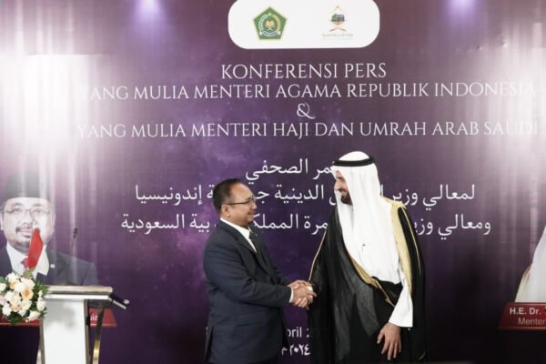 Menteri Yaqut Cholil Qoumas dan Menteri Haji dan Umroh Arab Saudi Tawfiq bin Fawzan Al-Rabiah bertemu di Jakarta untuk membahas peningkatan layanan bagi jamaah haji Indonesia.