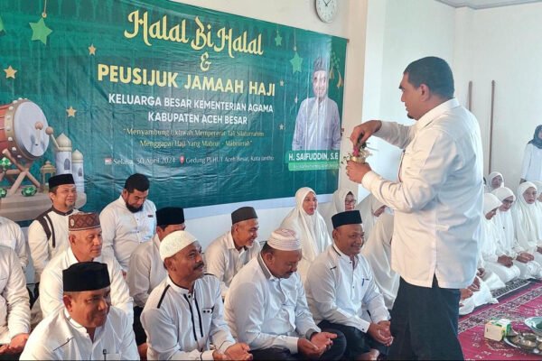 ASN Kemenag Aceh Besar Jalani Peusijuek, Tradisi Adat Berangkat Haji di Aceh
