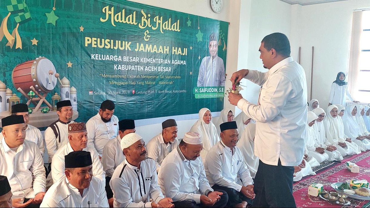 ASN Kemenag Aceh Besar Jalani Peusijuek, Tradisi Adat Berangkat Haji di Aceh
