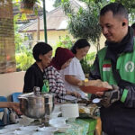Gereja Santo Barnabas Paroki Pamulang kembali mengadakan Rabu Berkat, sebuah program berbagi kepada masyarakat sekitar di Megantara Edupark, Pamulang, Tangsel. Kegiatan ini menyediakan ratusan porsi makanan secara gratis untuk siapa pun yang membutuhkan.