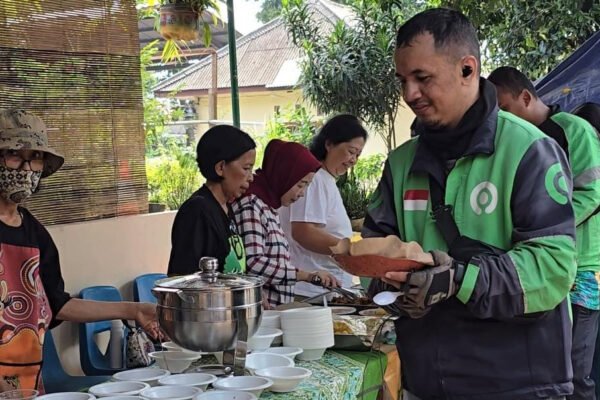 Gereja Santo Barnabas Paroki Pamulang kembali mengadakan Rabu Berkat, sebuah program berbagi kepada masyarakat sekitar di Megantara Edupark, Pamulang, Tangsel. Kegiatan ini menyediakan ratusan porsi makanan secara gratis untuk siapa pun yang membutuhkan.