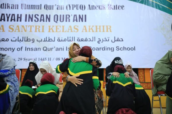 Wisuda Santri Dayah Insan Qurani, Lulusan Terbaik Dayah Insan Qurani, Peran Dayah Insan Qurani dalam Pendidikan Islam, Prestasi Santri Dayah Insan Qurani, Kontribusi Alumni Dayah Insan Qurani,