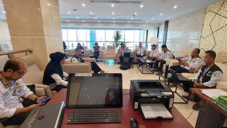 Rapat petugas Daker Bandara