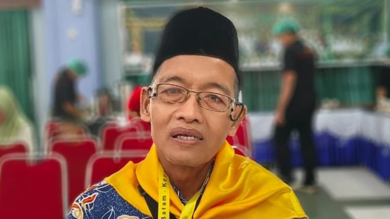 Ikhwanuddin Berangkat Haji Tanpa Istri yang Telah Tiada: Kisah Haru di Asrama Haji Batam