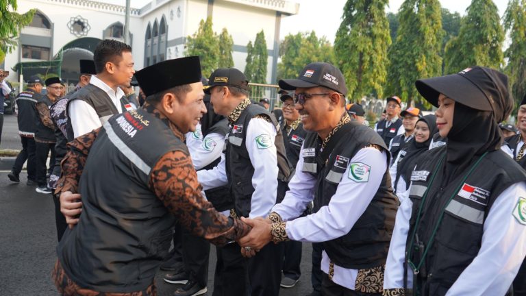 573 Petugas PPIH Arab Saudi Diberangkatkan untuk Layani Jamaah Haji di Makkah