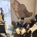 Bagas bersama petugas haji Indonesia