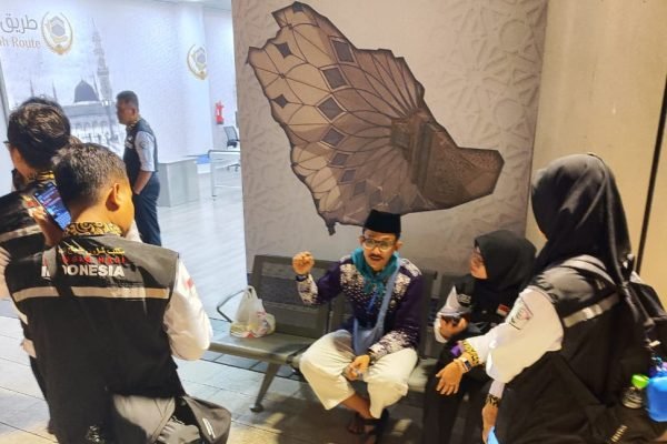 Bagas bersama petugas haji Indonesia