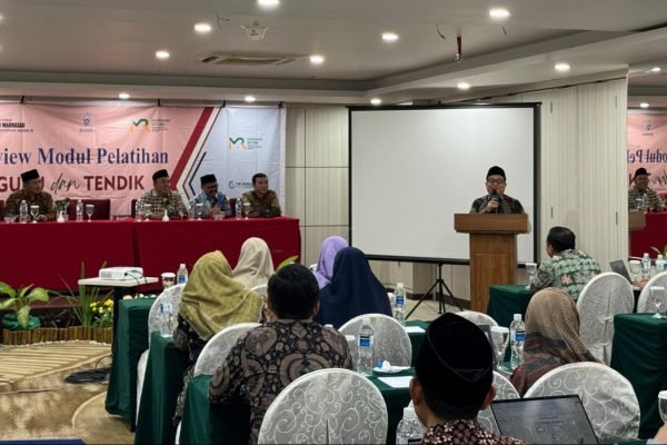 Direktur GTK Madrasah Thobib Al Asyhar (berdiri)