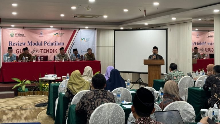 Direktur GTK Madrasah Thobib Al Asyhar (berdiri)