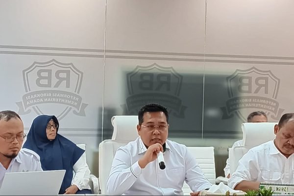 Kepala Biro Ortala Kemenag, Nurudin (tengah)