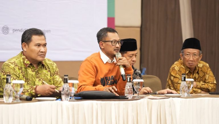 Tenaga Ahli Menag Hasanuddin Ali jelaskan konsep Kemandirian Pesantren pada Rakornas PD Pontren