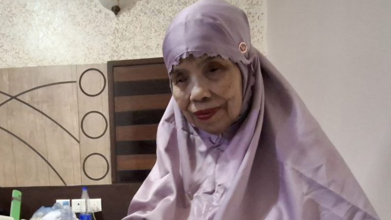 Semangat Tanpa Batas: Kisah Sajeriah, Nenek Difabel Netra yang Berangkat Haji Setelah 14 Tahun Menanti