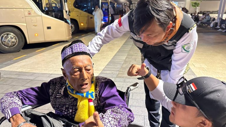 Kisah Cinta Abadi: Mbah Bardan, Jamaah Haji yang Merindukan Istrinya di Tanah Suci