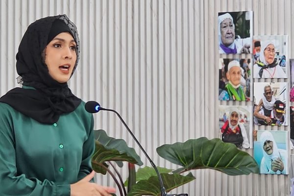 Tim Media Center Kementerian Agama Widi Dwinanda menyampaika keterangan pers haji di Asrama Haji Pondok Gede, Jakarta.