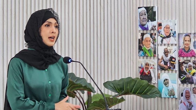 Tim Media Center Kementerian Agama Widi Dwinanda menyampaika keterangan pers haji di Asrama Haji Pondok Gede, Jakarta.