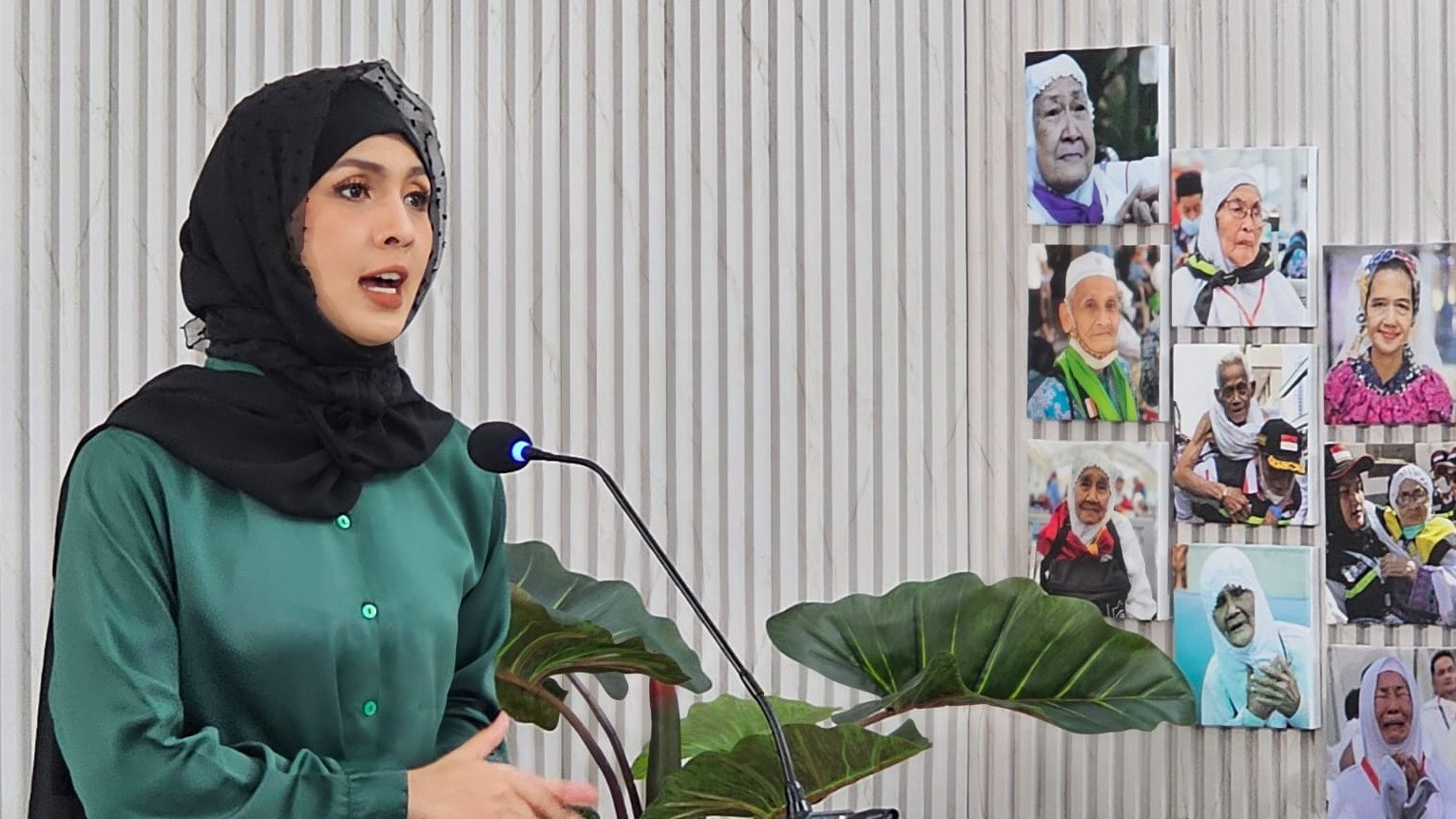 Tim Media Center Kementerian Agama Widi Dwinanda menyampaika keterangan pers haji di Asrama Haji Pondok Gede, Jakarta.