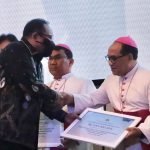 Menag serahkan Bantuan Pendidikan dan Keagamaan untuk umat Katolik. (Foto: Isykariman)