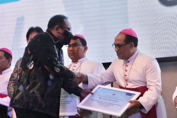 Menag serahkan Bantuan Pendidikan dan Keagamaan untuk umat Katolik. (Foto: Isykariman)