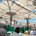 Jamaah sedang beribadah di Masjid Nabawi.