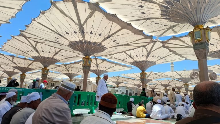 Jamaah sedang beribadah di Masjid Nabawi.
