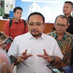 Gus Men respons wartawan di Gedung Kementerian Keuangan.