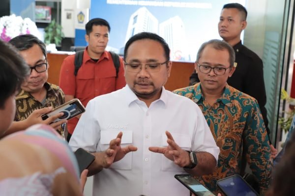 Gus Men respons wartawan di Gedung Kementerian Keuangan.