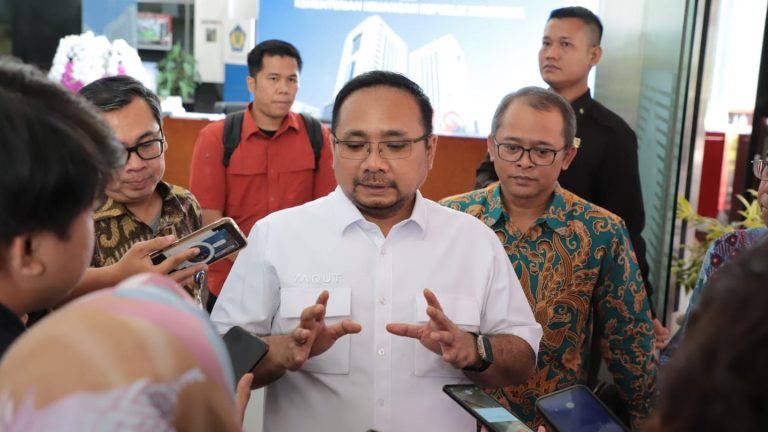 Gus Men respons wartawan di Gedung Kementerian Keuangan.
