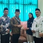 Kakanwil Kemenag Jateng Musta'in Ahmad beri penghargaan kepada Salya, siswa berprestasi MAN 1 Semarang