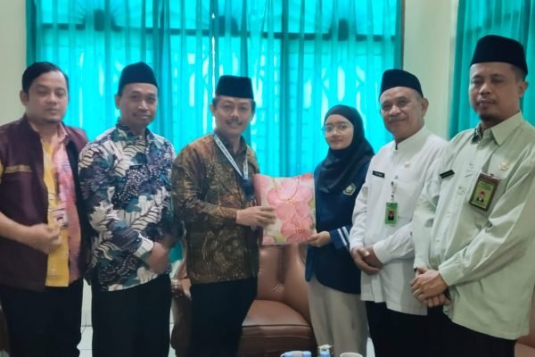 Kakanwil Kemenag Jateng Musta'in Ahmad beri penghargaan kepada Salya, siswa berprestasi MAN 1 Semarang