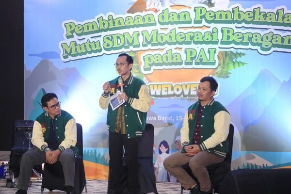 Koordinator Staffsu Menag Gus Adung (berdiri) di dampingi Direktur PAI Dr. H.M Munir (kiri) dan Kasubbag TU PAI H. Solla Taufiq (kanan) saat acara Pembinaan dan Pembekalan Mutu SDM Moderasi Beragama Pada PAI (17/5) kemarin