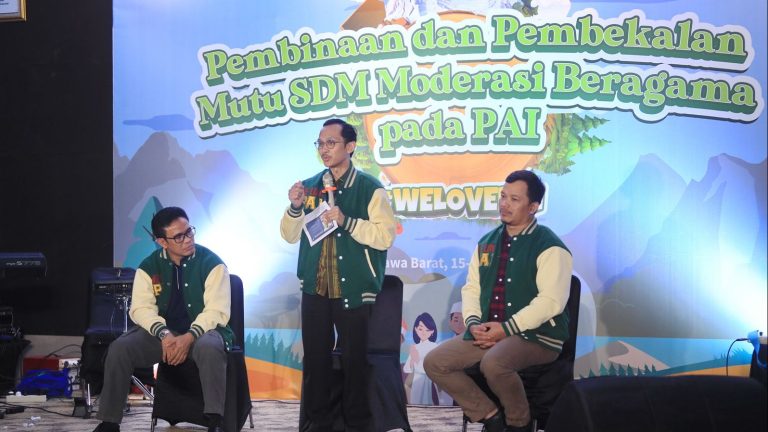 Koordinator Staffsu Menag Gus Adung (berdiri) di dampingi Direktur PAI Dr. H.M Munir (kiri) dan Kasubbag TU PAI H. Solla Taufiq (kanan) saat acara Pembinaan dan Pembekalan Mutu SDM Moderasi Beragama Pada PAI (17/5) kemarin