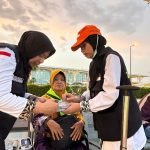 Petugas kesehatan memberikan layanan di pintu kedatangan Bandara Madinah