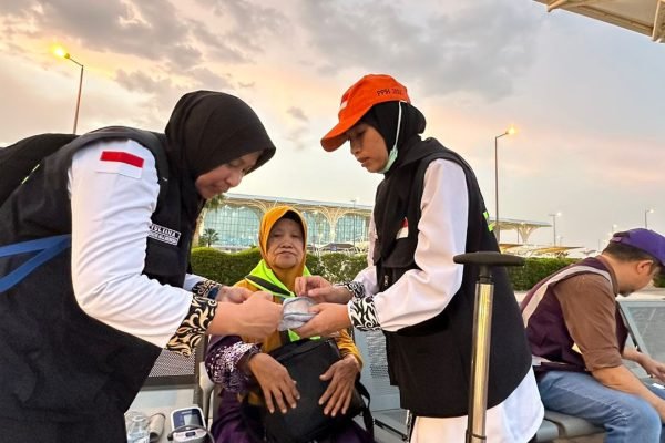 Petugas kesehatan memberikan layanan di pintu kedatangan Bandara Madinah