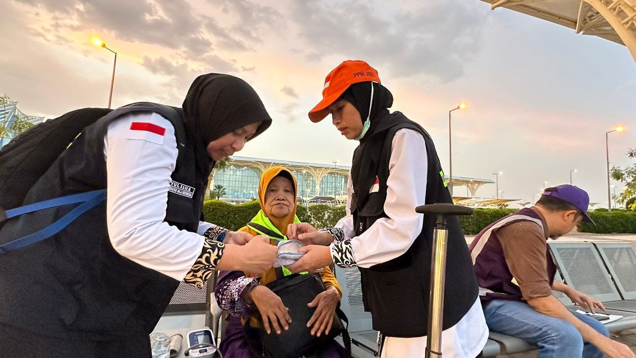 Petugas kesehatan memberikan layanan di pintu kedatangan Bandara Madinah