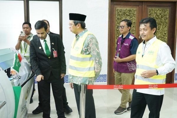 Irjen Kemenag Faisal Ali Hasyim cek layanan fast track di Bandara Adi Soemarmo Surakarta, Selasa (21/5/2024).