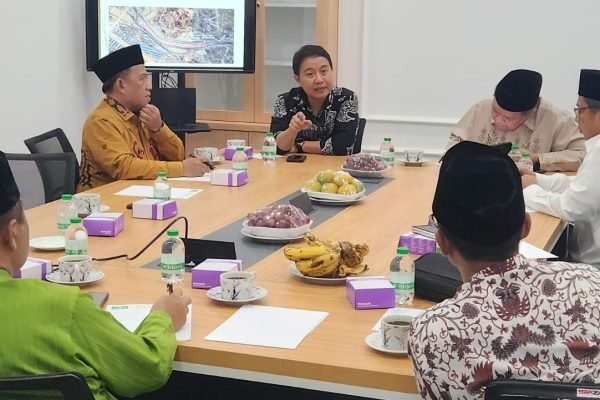 Dirjen PHU Hilman Latief dan Direktur Bina Haji Arsad Hidayat bertemu jajaran PBNU di Jakarta