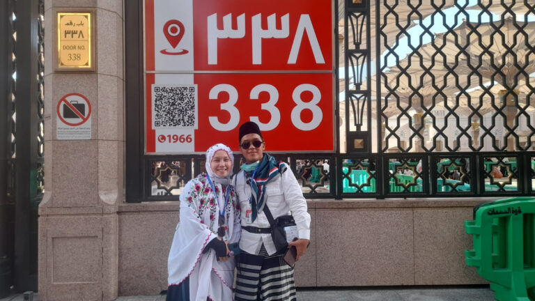 Pasangan suami istri, Irpan dan Suci di pelataran Masjid Nabawi