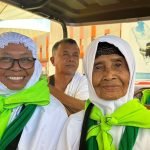 M. Musni dan Maryuning bersama para lansia yang dititipkan pada mereka