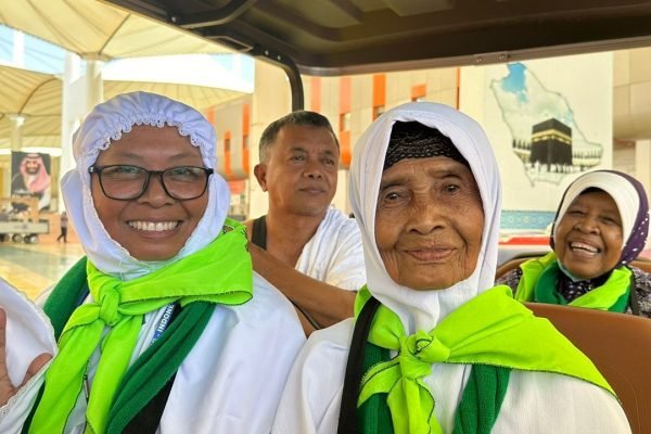 M. Musni dan Maryuning bersama para lansia yang dititipkan pada mereka